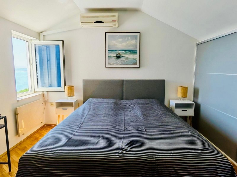 Camera da letto con finestra sul mare