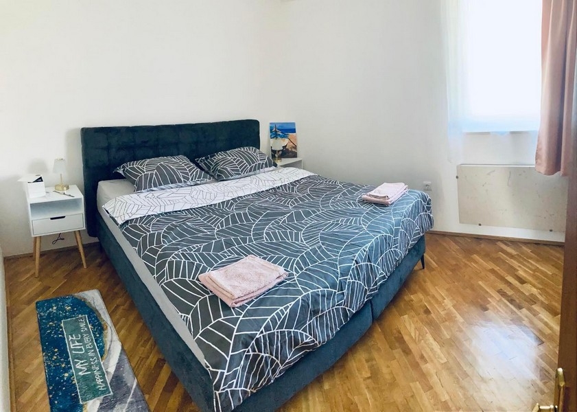 Terza camera da letto con letto matrimoniale e parquet