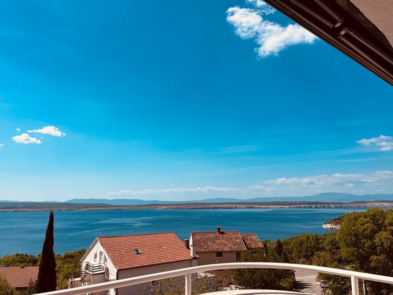 Vista mare dal balcone sopra i tetti di Dramalj