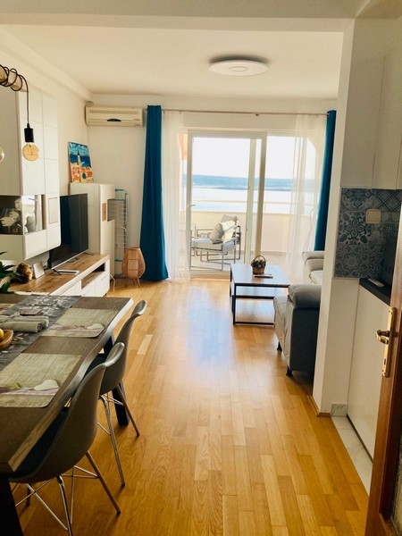Zona giorno con tavolo da pranzo e vista sul balcone