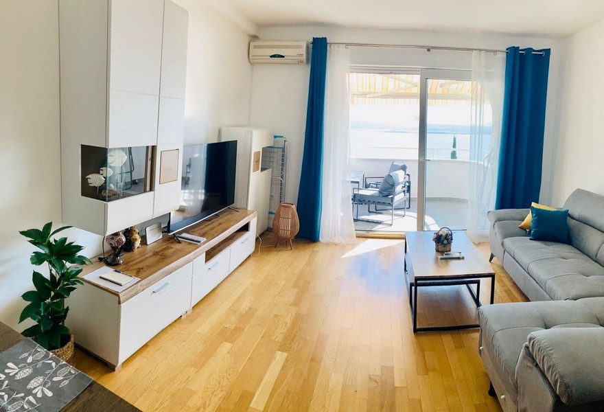Soggiorno con aria condizionata e porta del balcone