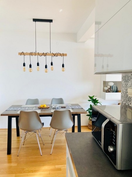 Tavolo da pranzo accanto alla cucina aperta