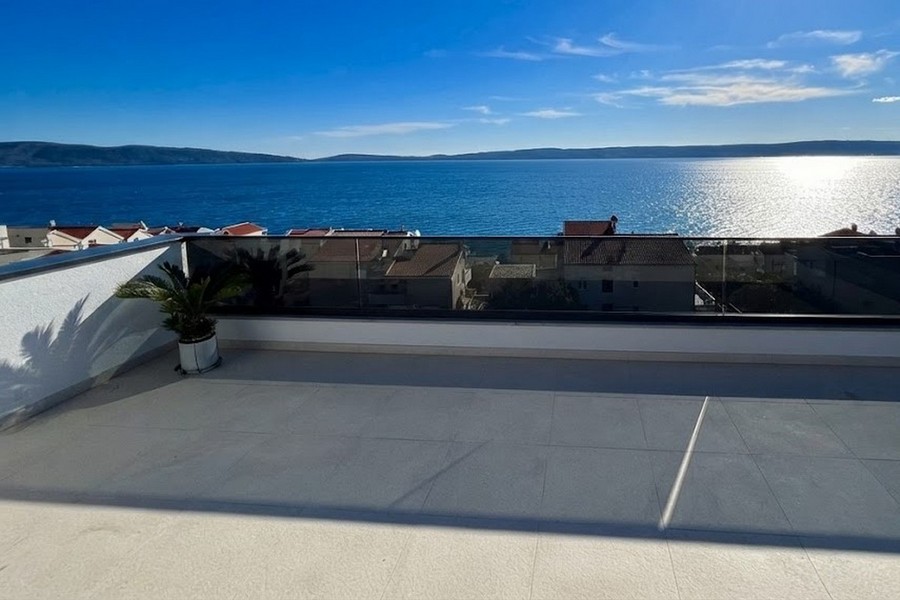 Terrazza sul tetto con vista mare dell'attico a Kastela, Croazia