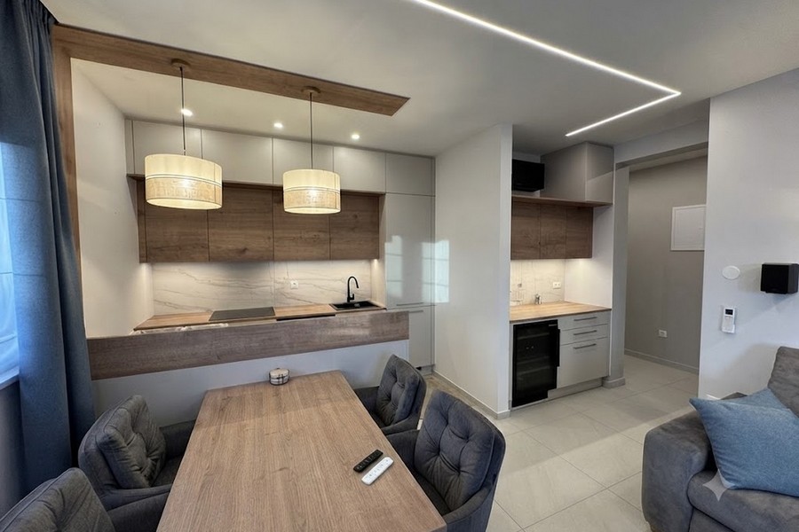 Zona giorno aperta con cucina moderna