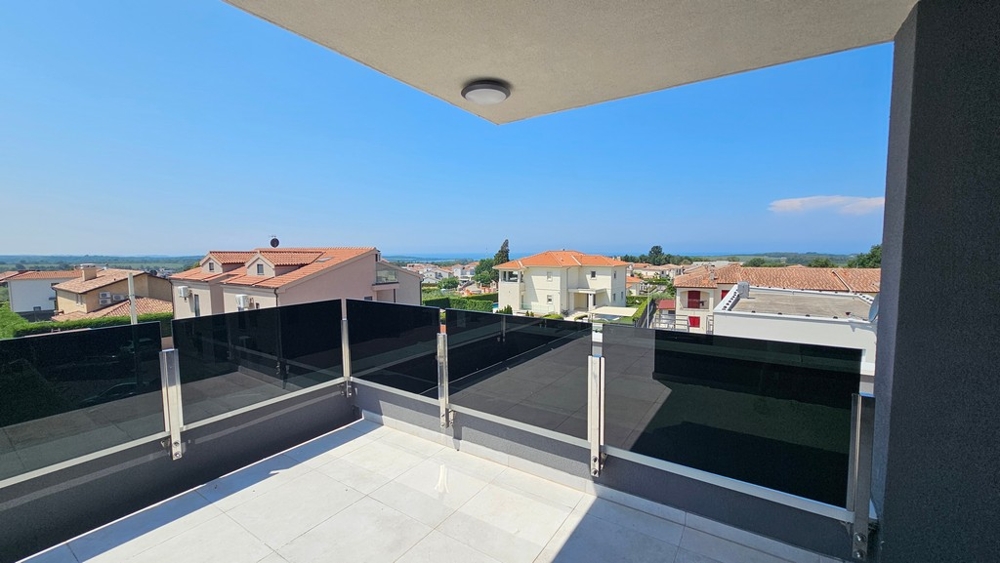 Terrazza coperta con vista mare dell'appartamento di nuova costruzione a Vabriga
