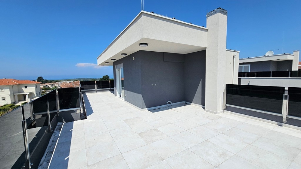 Grande terrazza sul tetto dell'appartamento con vista sul mare in Croazia