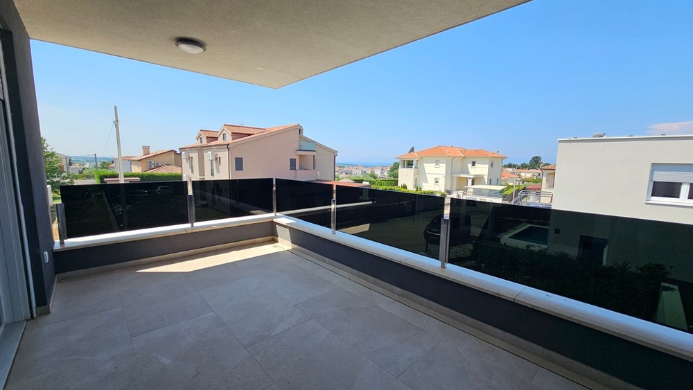 Terrazza coperta con parapetto in vetro e vista sui dintorni