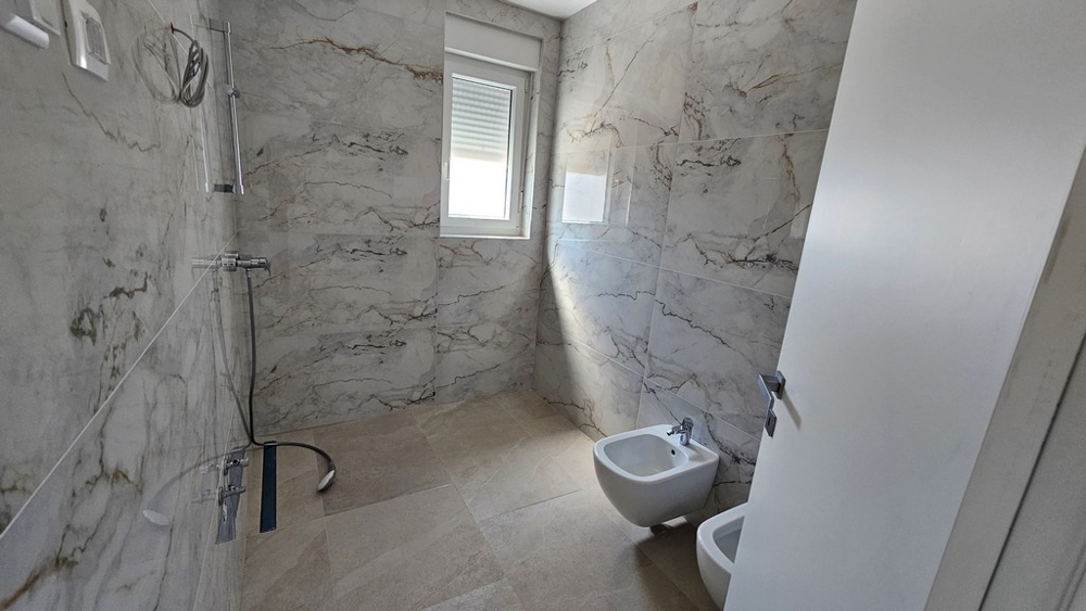 Bagno moderno con doccia ed effetto marmo