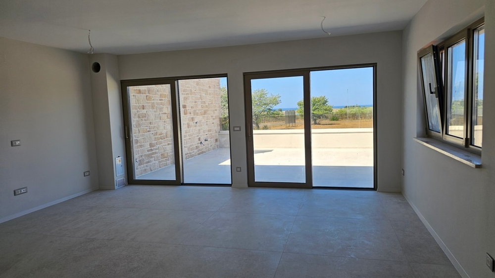 Zona giorno con vetrata e vista sulla terrazza a Umag Croazia