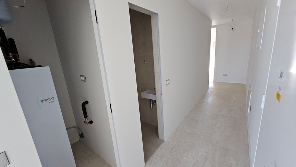 Corridoio con impianti tecnici e WC