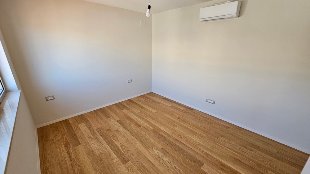 Camera da letto con parquet di rovere e climatizzazione