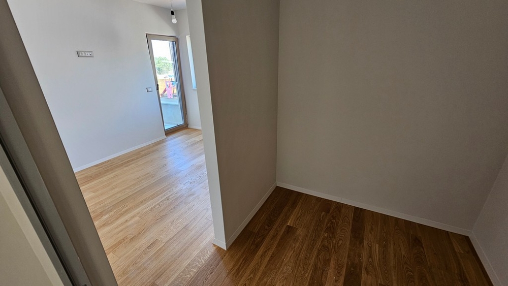 Vista in una camera da letto con parquet