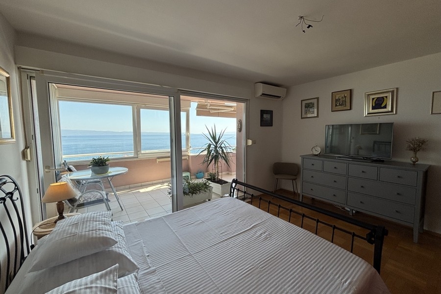 Camera da letto con letto matrimoniale e vista mare