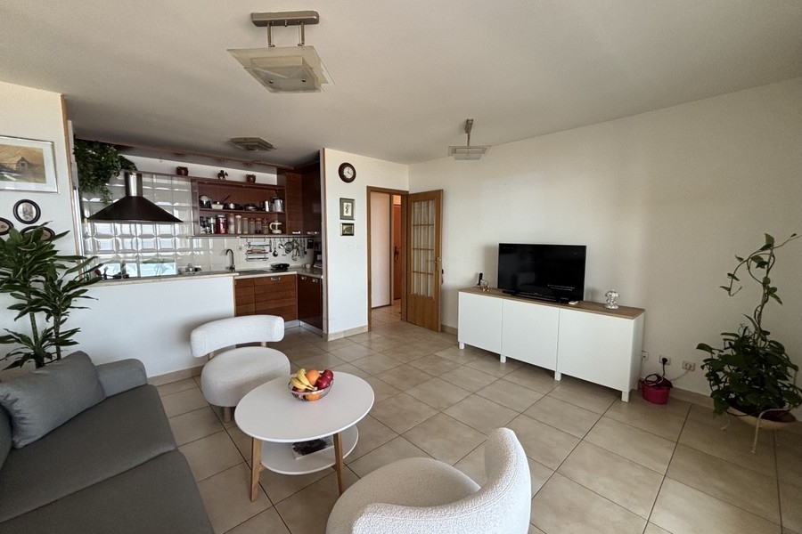 Zona giorno con cucina aperta
