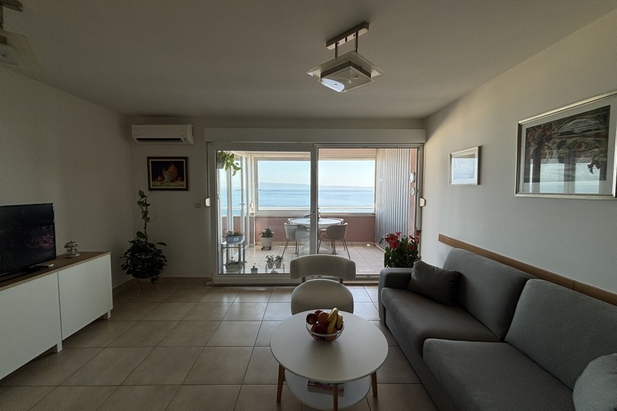 Soggiorno con accesso alla loggia e vista mare