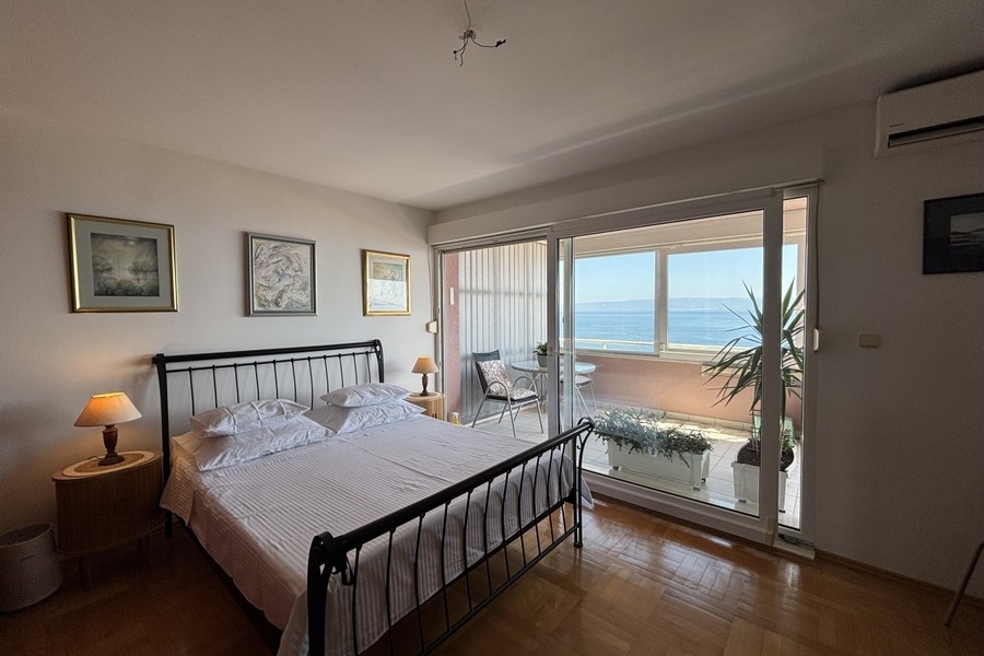 Camera da letto con loggia e vista mare