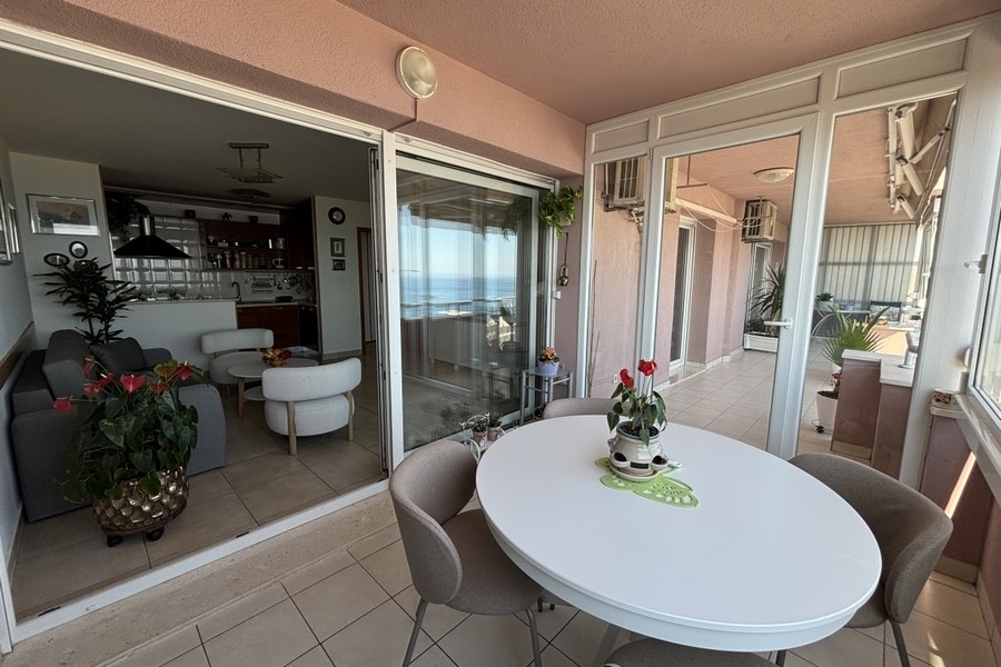 Loggia con tavolo e vista sulla zona giorno
