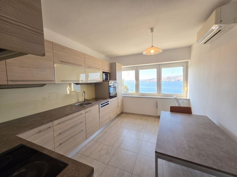 Cucina con climatizzatore e finestra sul mare