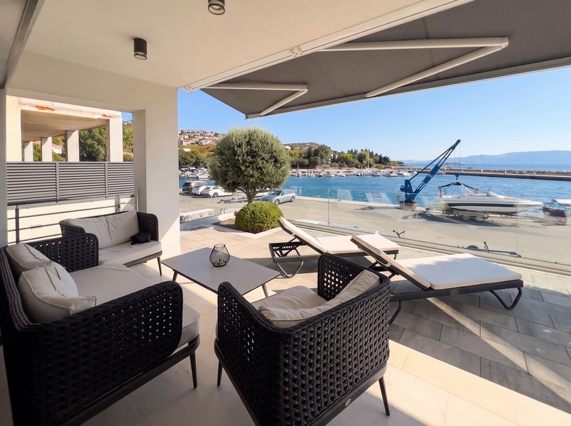 Terrazza con vista mare dell'appartamento al piano terra a Klenovica
