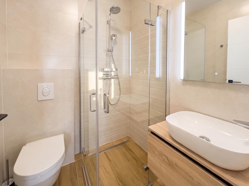 Bagno con doccia e WC