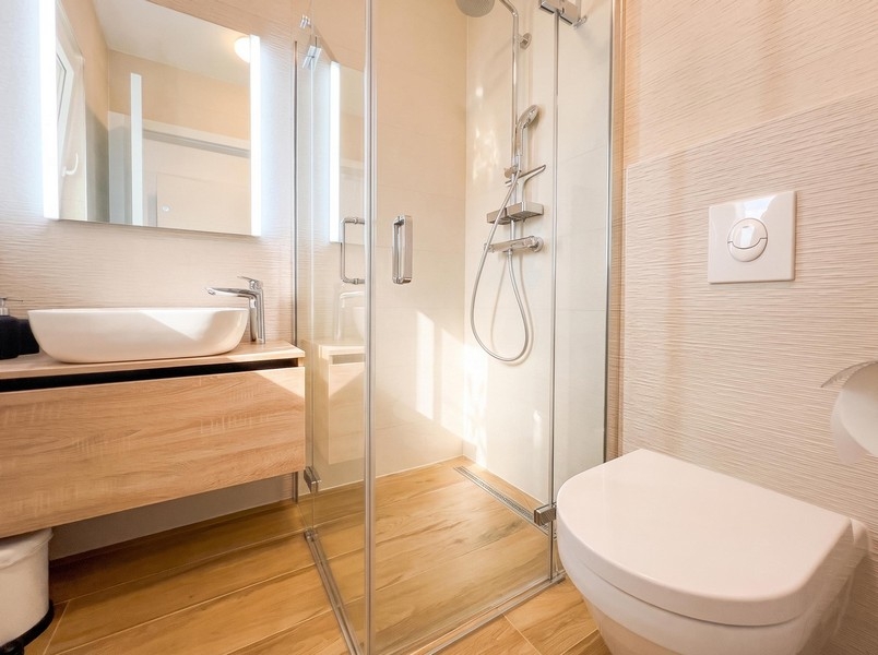 Bagno con lavabo e doccia in Croazia