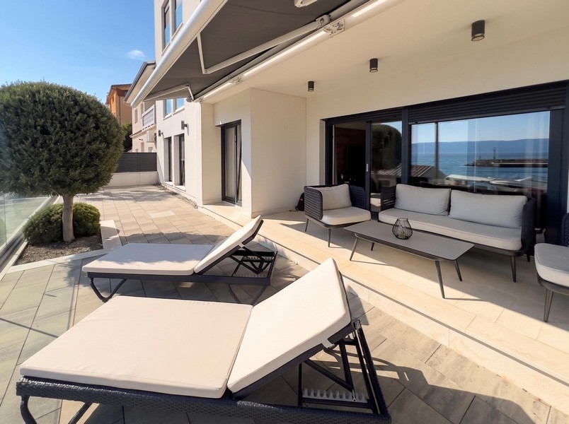 Terrazza solarium con lettini e vista sul mare in Croazia