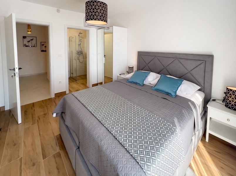 Camera da letto con letto matrimoniale e bagno adiacente