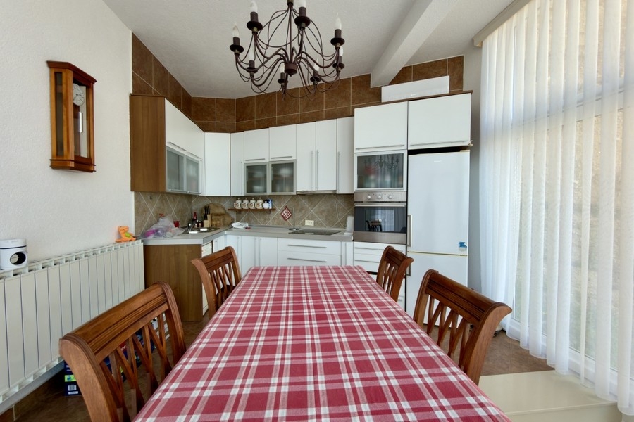 Cucina con tavolo e sedie in Croazia