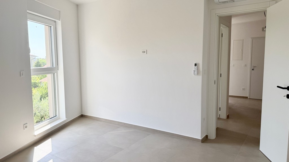Stanza con finestra e accesso al corridoio
