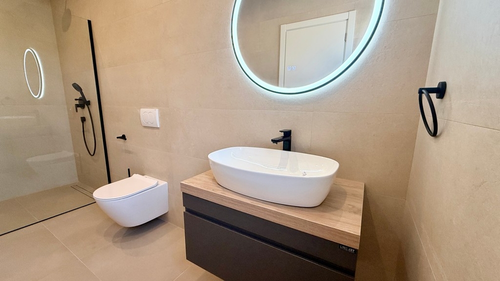 Bagno con specchio rotondo