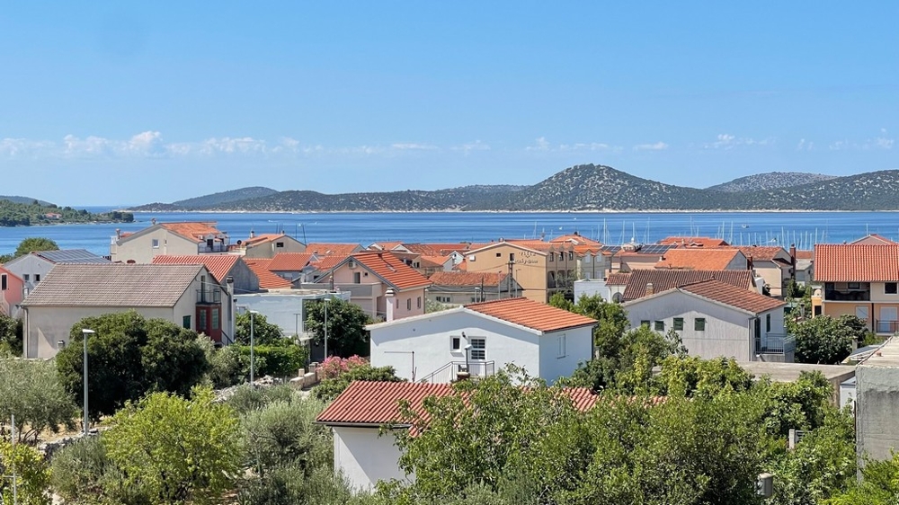 Vista mare sopra i tetti di Vodice in Croazia