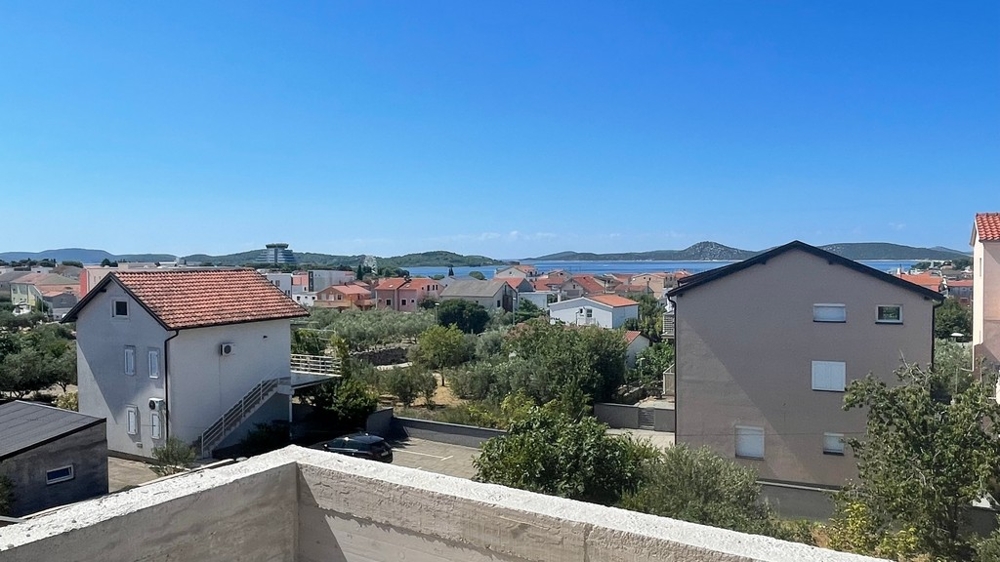 Vista dalla nuova costruzione su Vodice in direzione del mare
