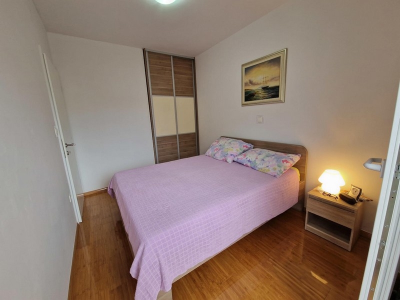 Camera da letto con letto matrimoniale e armadio a muro