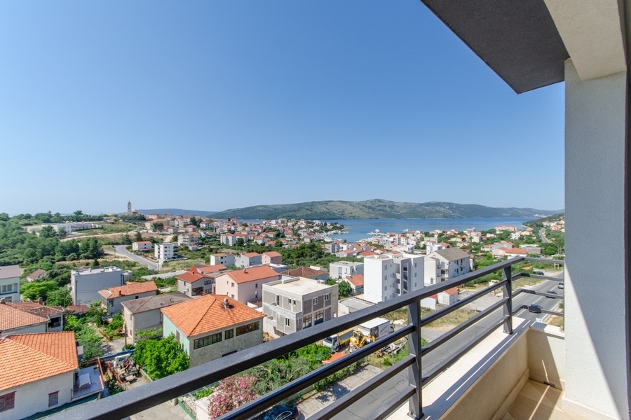 Vista mare dalla loggia di un appartamento di nuova costruzione a Seget Vranjica