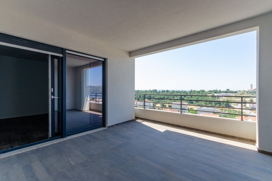 Loggia con porta scorrevole e vista sul verde