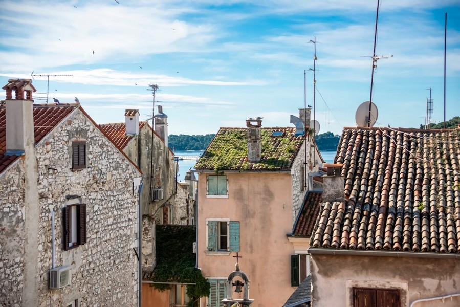 Vista mare sui tetti del centro storico di Rovinj