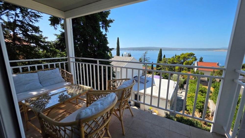 Balcone con mobili in vimini e vista mare