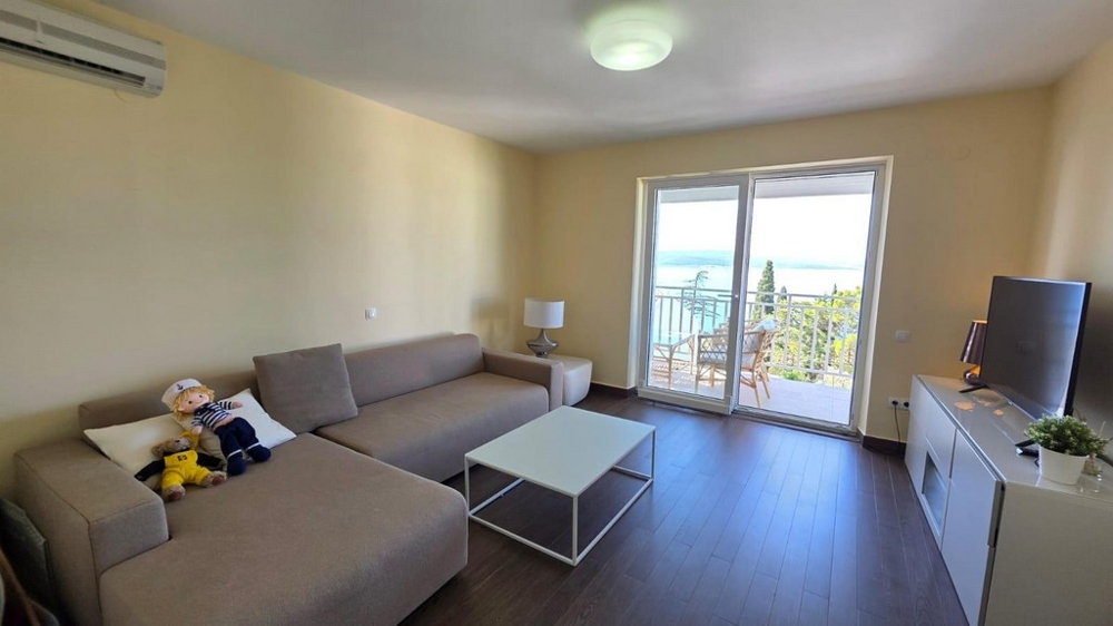 Soggiorno con divano e accesso al balcone