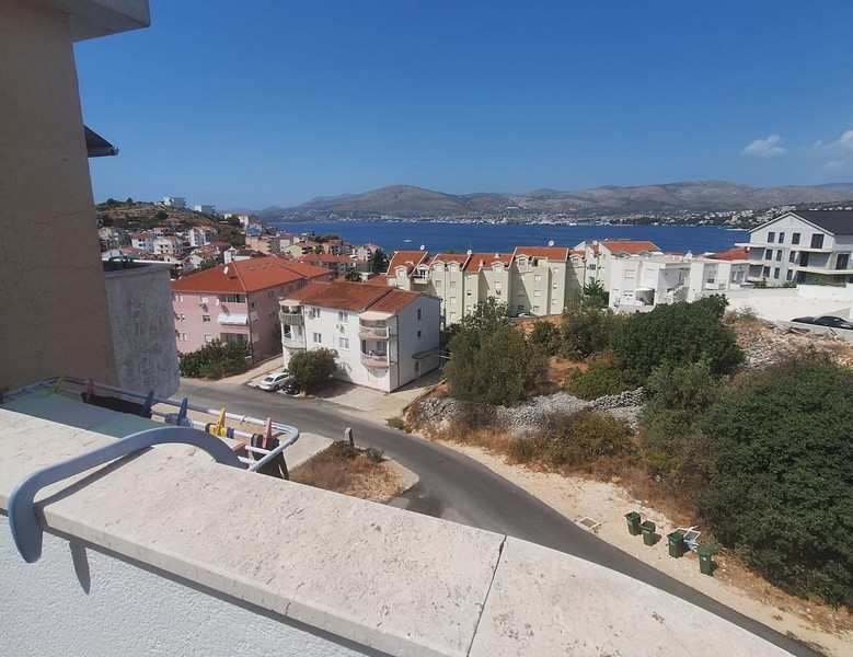 Vista mare dal balcone dell'appartamento a Okrug Gornji