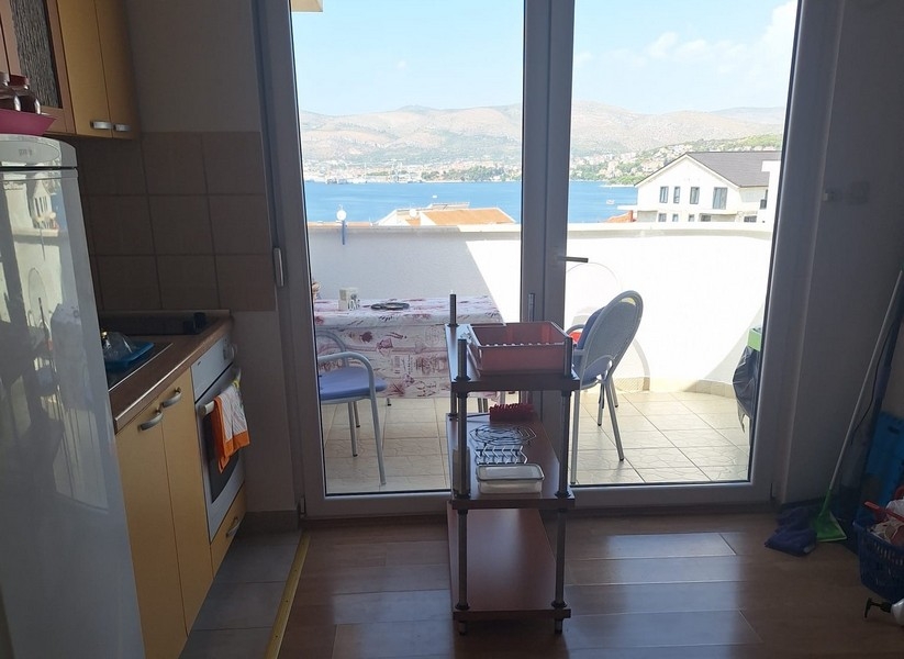 Cucina con accesso al balcone e vista mare