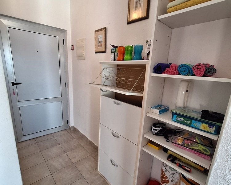 Ingresso dell'appartamento con scaffali