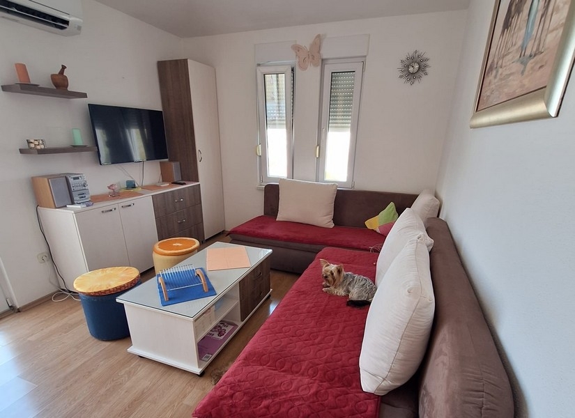 Zona giorno con divano, TV e climatizzazione