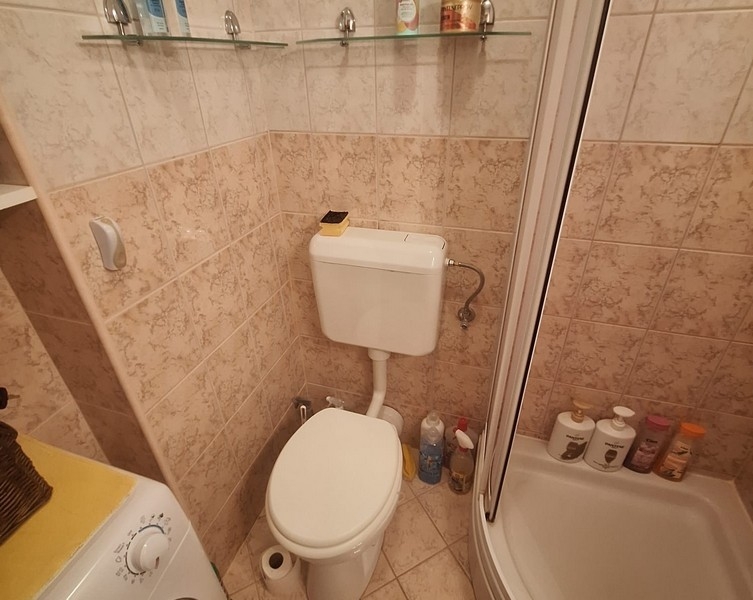 Bagno con doccia, WC e lavatrice