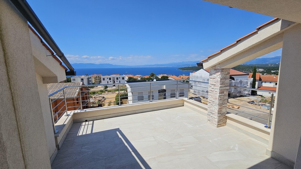Terrazza sul tetto con colonna in pietra naturale e vista sul paese fino alla baia