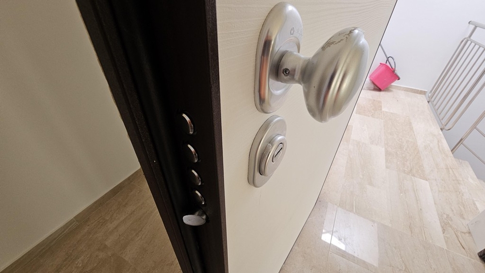 Porta d'ingresso di sicurezza dell'appartamento