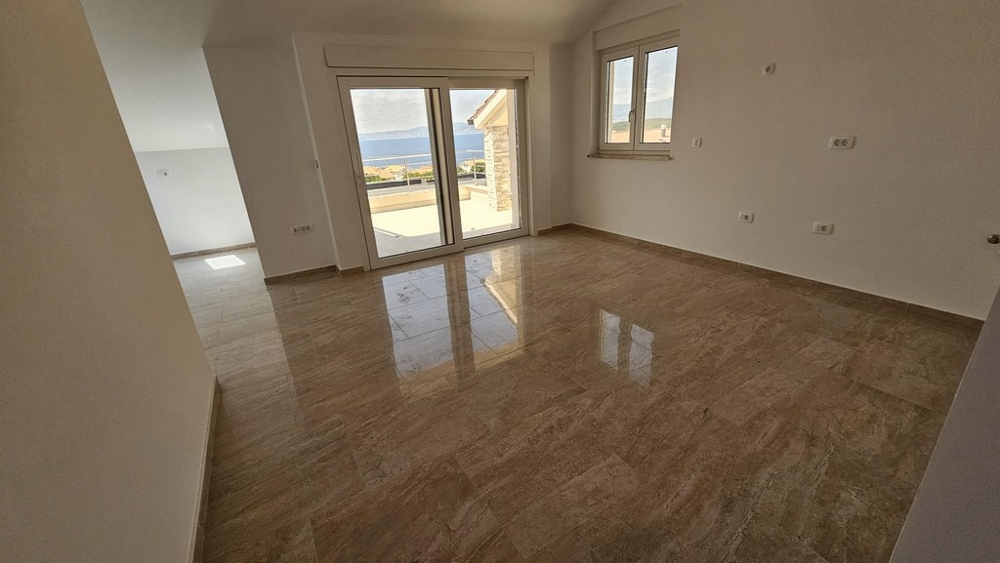 Zona giorno luminosa con vista sul mare