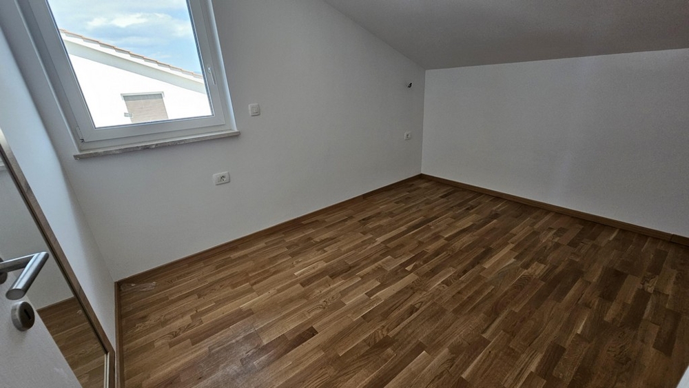 Camera da letto con lucernario e parquet