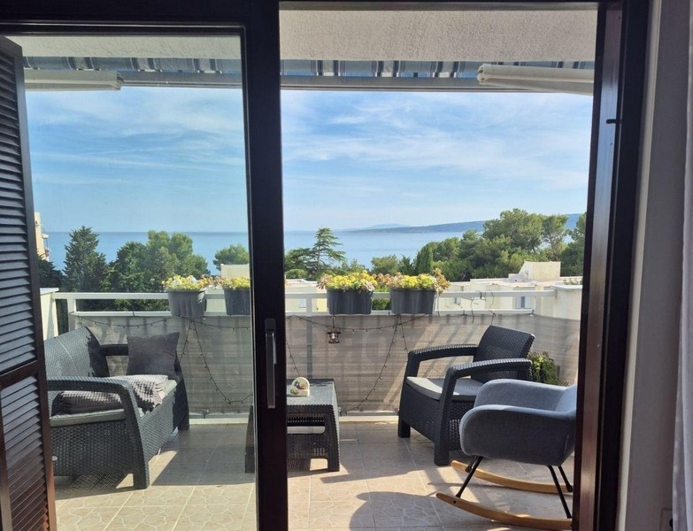 Vista dalla zona giorno sulla terrazza e sul mare
