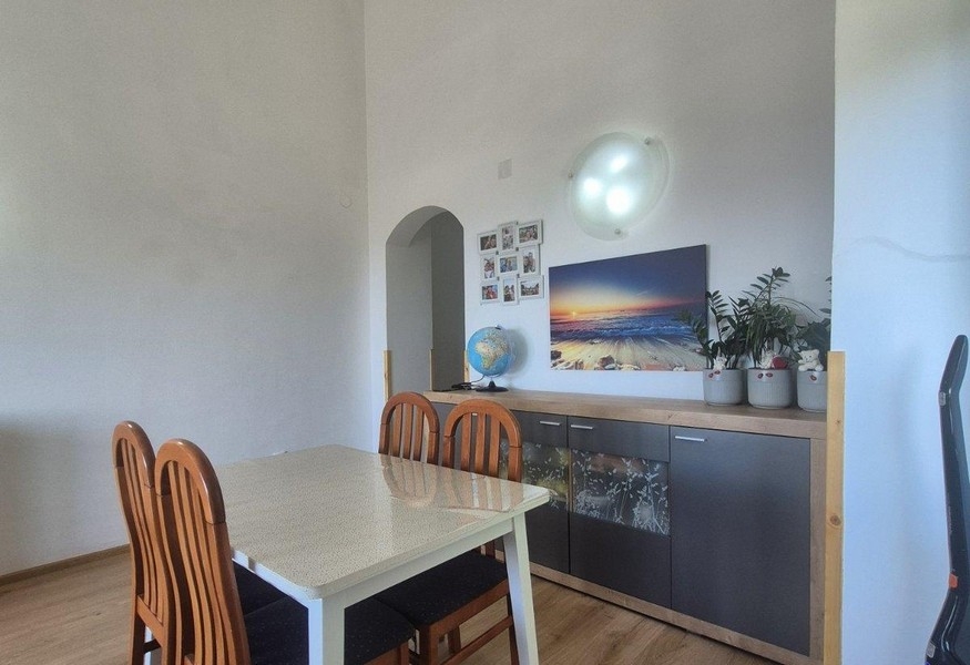 Zona pranzo con tavolo e credenza