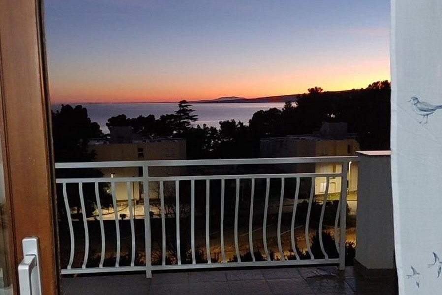 Balcone con vista mare la sera in Croazia